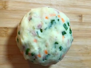 5、炸土豆丸子,搓成大圆球