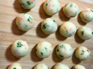 6、炸土豆丸子,再搓成均匀大小的小圈球