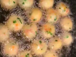 7、炸土豆丸子,油温七成热下锅炸至金黄捞出即可