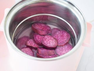 3、奶香紫薯饼,放入锅中，加入少许水煮熟