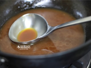 10、冰糖肘子,另起锅，里面放半碗剁肘子的肉汤，煮开后放水淀粉勾薄芡。