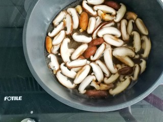 4、冬瓜鸡蛋汤,香菇焯水2分钟。