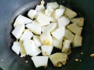 7、冬瓜鸡蛋汤,放入冬瓜炒软。