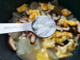 12、冬瓜鸡蛋汤,加一勺盐。