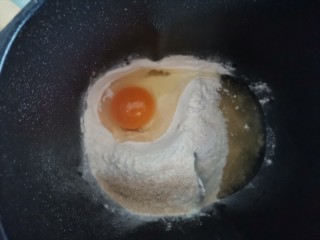 1、奶酪饼,面包桶里称入面粉，鸡蛋，糖，油，盐，酵母