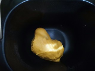 3、奶酪饼,揉面程序18分钟结束后，直接放在面包机里启动发酵程序1.5小时