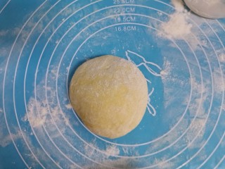 5、奶酪饼,取出来揉面排气