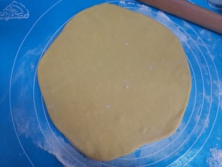 6、奶酪饼,擀成大圆饼