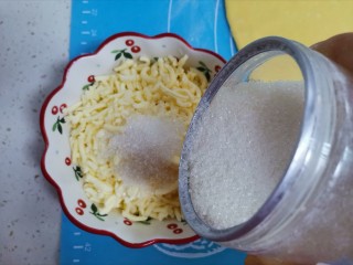 8、奶酪饼,加入白砂糖搅拌均匀