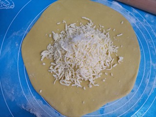 9、奶酪饼,把奶酪倒入面饼上