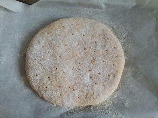 13、奶酪饼,用牙签扎孔排气，防止烤裂开