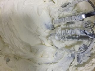 4、提拉米苏,马斯卡彭用电动打蛋器打至顺滑。