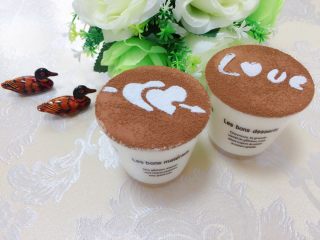 11、提拉米苏,再用糖霜筛上自己喜欢的图案。图案板网上有卖。