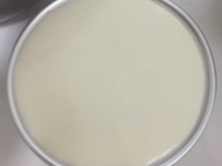 9、提拉米苏,模具底部铺好饼干后，倒入一点马斯卡彭，量是大概覆盖了饼干的量。再铺一层咖啡酒饼干，在倒入马斯卡彭。放进冰箱冷藏6小时以上。