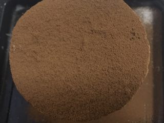 10、提拉米苏,完全凝固后取出。用吹风机沿着模具边缘吹几圈，放在比模具高的杯子上，往下用力即可脱模。表面撒一层可可粉。