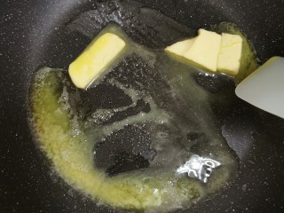 1、网红雪花酥,小火，搅拌，使黄油融化