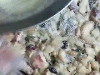 5、网红雪花酥,压模行，然后筛粉在上面