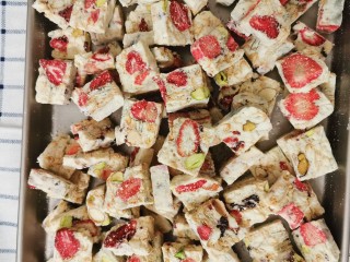 7、网红雪花酥,草莓味雪花酥就完成了