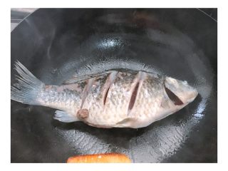 2、#宝宝辅食#鲫鱼豆腐汤 10M+,锅内热油，下入鲫鱼，将两面稍微煎下；