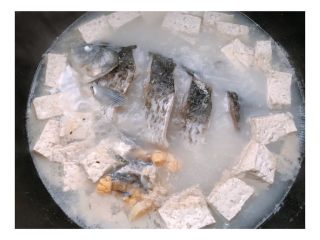 4、#宝宝辅食#鲫鱼豆腐汤 10M+,煮沸五分钟后加入豆腐，慢炖25分钟，汤呈奶白色即可