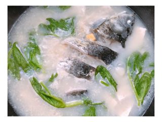 5、#宝宝辅食#鲫鱼豆腐汤 10M+,我放了些豆苗点缀下