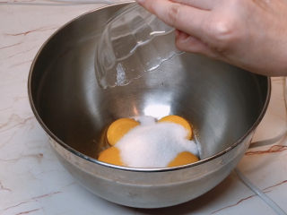 1、虎皮蛋糕卷,细砂糖全部倒入6个蛋黄中