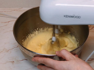 3、虎皮蛋糕卷,逐步打发后，蛋白会逐渐发白膨胀