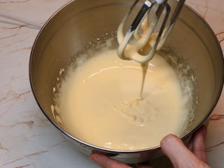 4、虎皮蛋糕卷,这时候蛋黄糊还是很稀