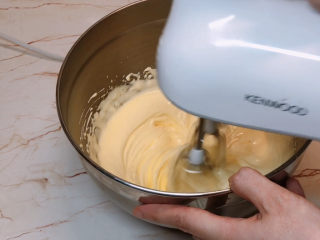 5、虎皮蛋糕卷,继续打发，逐步出现纹路