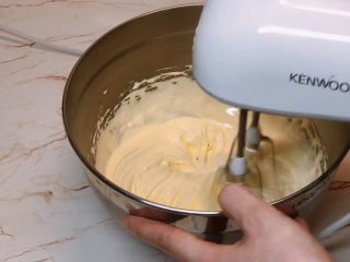 6、虎皮蛋糕卷,纹路越来越明显时，要经常停止打蛋器，观察面糊状态