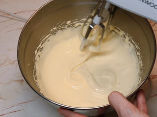 7、虎皮蛋糕卷,当出现8字，并且隔5秒才能消失的话，说明已经打发好了