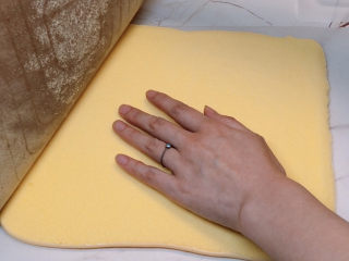 12、虎皮蛋糕卷,把虎皮倒扣在一张干净的油纸上