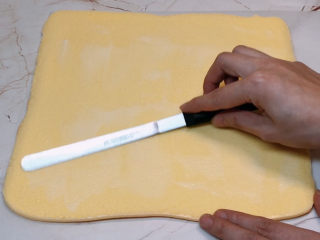 13、虎皮蛋糕卷,抹一点沙拉酱