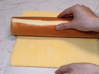 14、虎皮蛋糕卷,把做好的蛋糕卷放在上面