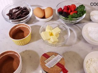1、浓醇黑巧克力流心蛋糕,食材准备