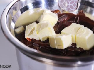 2、浓醇黑巧克力流心蛋糕,隔水溶化巧克力和黄油及海盐,&nbsp;一边慢慢搅拌,&nbsp;注意要开最小火, 温度不可过热