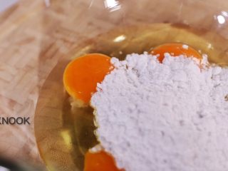 3、浓醇黑巧克力流心蛋糕,打入鸡蛋倒入糖粉