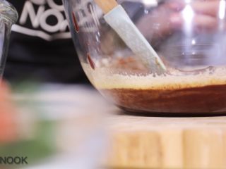 5、浓醇黑巧克力流心蛋糕,把蛋液倒入巧克力糊中,搅拌均匀