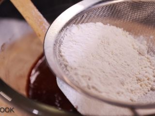 6、浓醇黑巧克力流心蛋糕,分批筛入低筋面粉