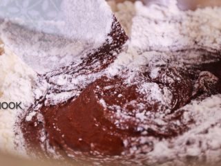 7、浓醇黑巧克力流心蛋糕,用刮刀混合均匀