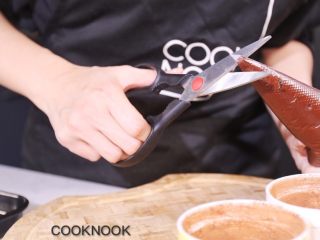 9、浓醇黑巧克力流心蛋糕,裱花袋剪小口