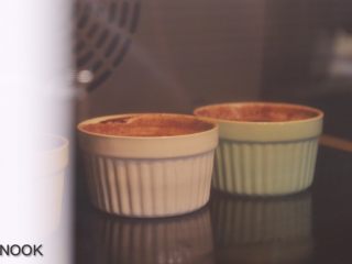 11、浓醇黑巧克力流心蛋糕,放烤箱中层烤10分钟,