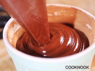 10、浓醇黑巧克力流心蛋糕,将蛋糕糊挤入模子中