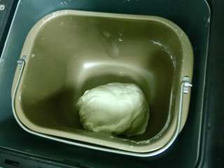 2、红豆沙餐包,把面包桶卡入面包机,启动iMix程序,揉七八分钟,表面光滑后,静置五分钟。