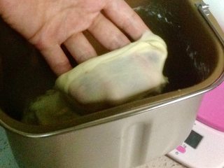 4、红豆沙餐包,检查一下出膜状态,能拉出薄膜即可,然后盖上保鲜膜开始基础发酵。