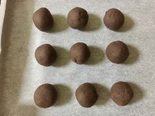 7、红豆沙餐包,松弛的时候,把红豆沙馅揉成30克一个的小球备用。红豆沙是我上节直播课示范的时候做的,过程没有拍照。也可以买现成的。