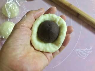 9、红豆沙餐包, 翻面后放入红豆沙馅,收紧口。