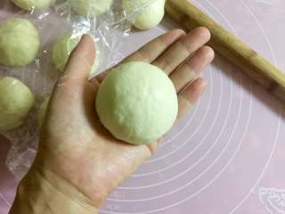 10、红豆沙餐包,收口朝下放在烤盘上。