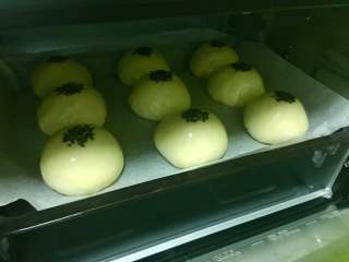 14、红豆沙餐包,烤箱预热180度,中层,上下火,烤15分钟。