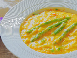 7、南瓜蔬菜浓汤 宝宝辅食，胡萝卜+奶粉+芦笋,用面粉和牛奶做白酱替代了浓汤里常见的淡奶油，更加清爽不油腻。在很多人的印象里，西式浓汤虽然醇香，但背后都透着一个大写的高热量，因此我做的小小的改动，让浓汤依旧美味，但负担却大大滴减少。